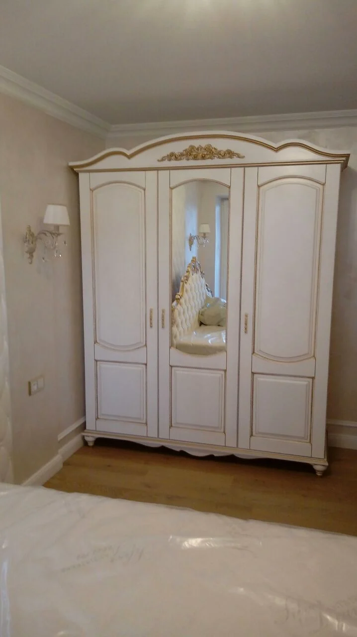 Классический распашной шкаф с зеркалом и золотой патиной