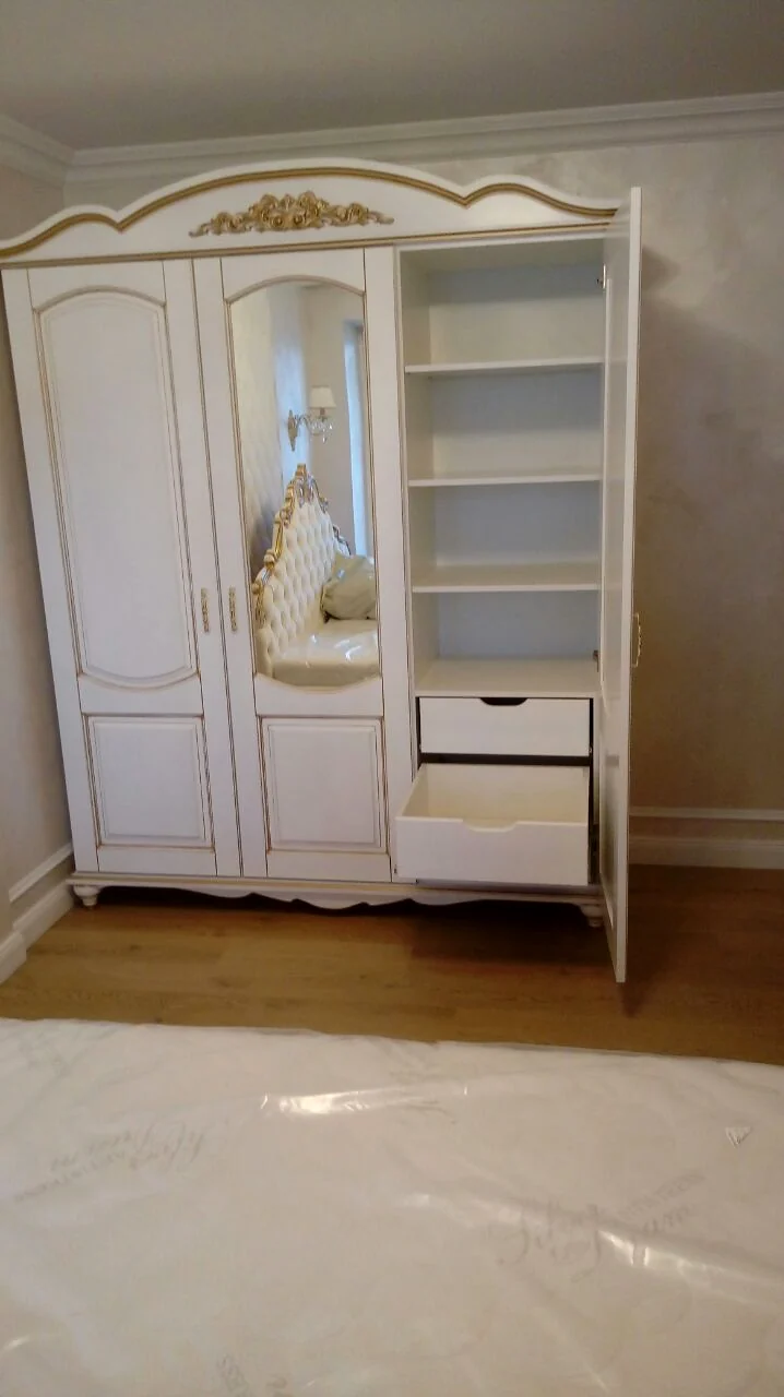 Открытая правая секция шкафа с полками и внутренними ящиками