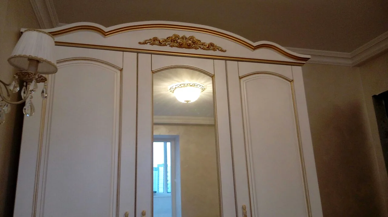 Верхний фигурный карниз шкафа и центральный зеркальный фасад