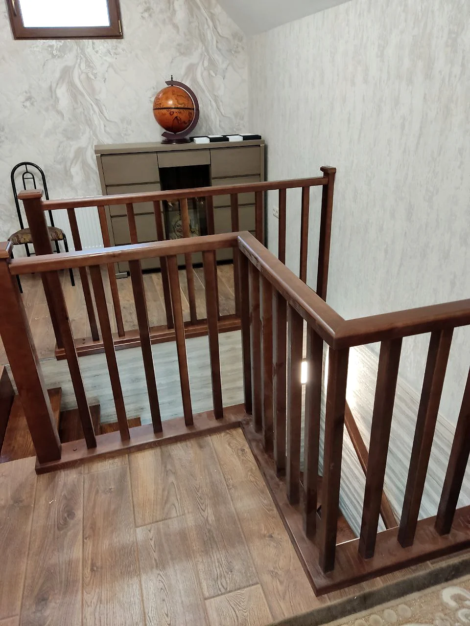Открытые ступени компактной деревянной лестницы